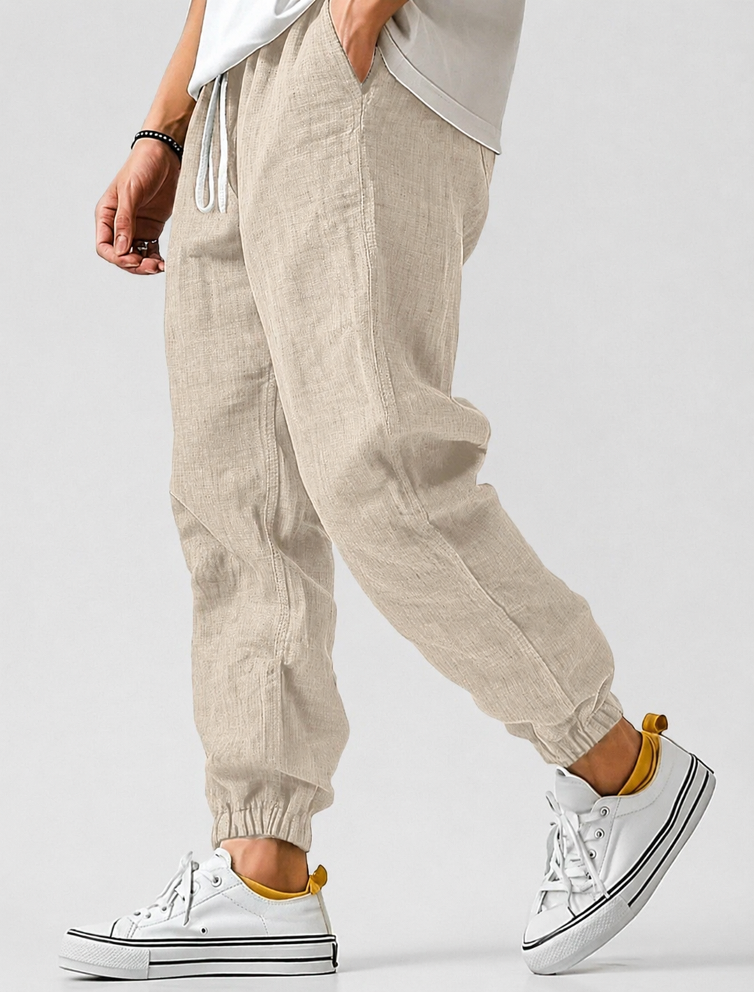 Stylische Herren Jogger für urbanen Streetstyle. Lässige Sommerhose mit sportlicher Note für den modernen Mann.