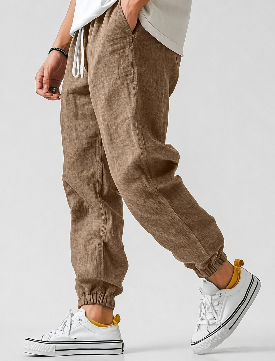 Vielseitige Herren Sommer Jogger kombiniert mit T-Shirt. Eine lockere & leichte Hose für entspannte Frühlings-Looks.