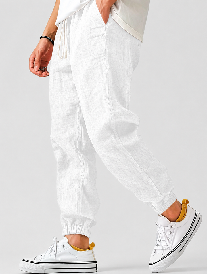 Atmungsaktive Herren Sommer Jogger, perfekt als leichte Hose für warme Tage. Ideal für Freizeit und entspannte Aktivitäten.