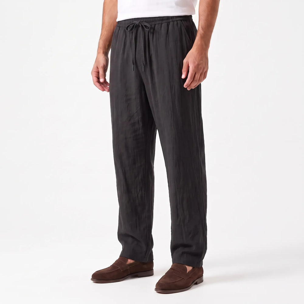Bequeme Herren Sommerhose mit geradem Bein und elastischem Bund. Leichte, atmungsaktive Freizeithose.