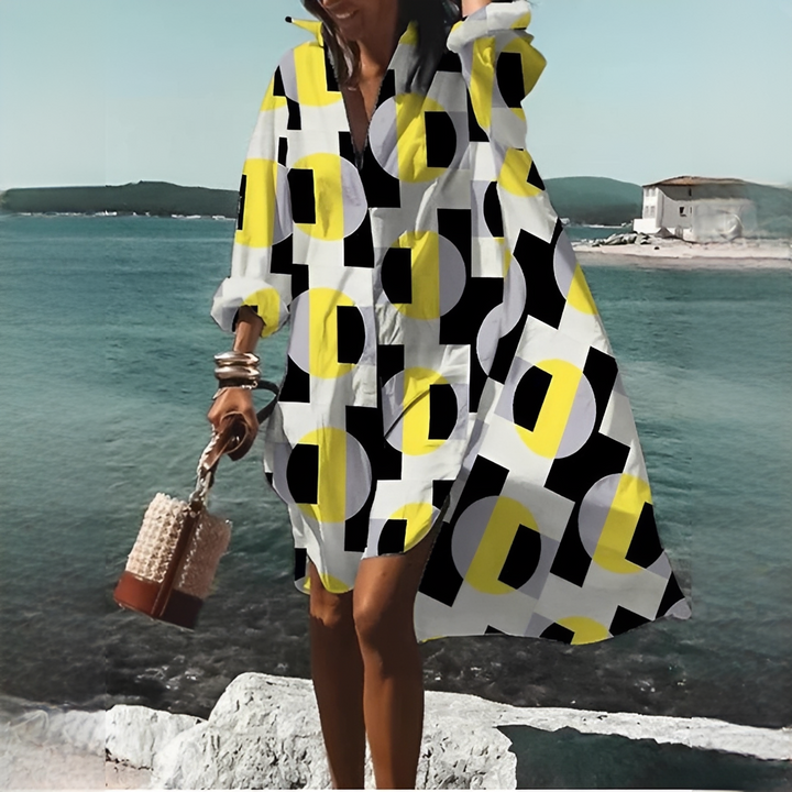 Fließendes Damen Strandkleid mit V-Ausschnitt & lebhaftem Geometrie-Print. Ideal für warme Tage & Urlaub.