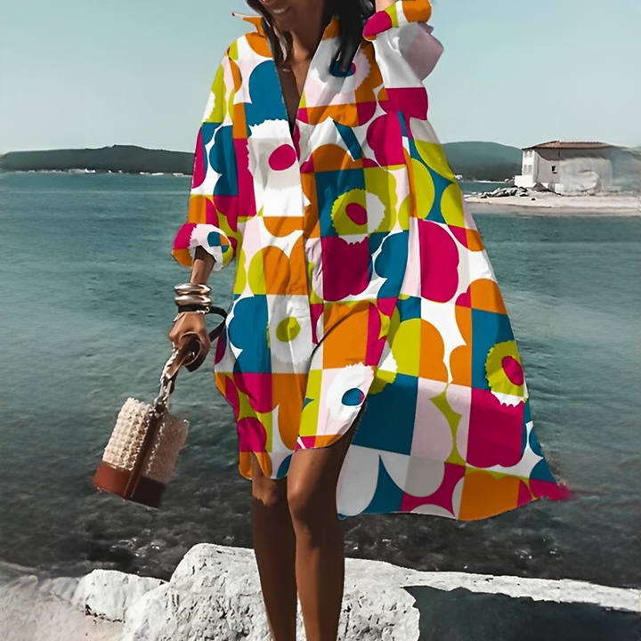 Damen Frühlings-Sommerkleid mit auffälligem geometrischem Print. Ein fließendes Midikleid mit schmeichelhaftem V-Ausschnitt.