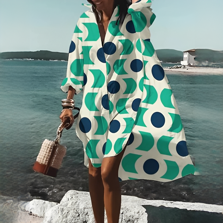 Damen Sommerkleid mit buntem, geometrischem Print & elegantem V-Ausschnitt. Ein stilvolles Midikleid für den Sommer.