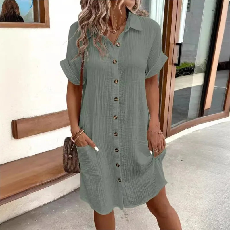 Modell trägt leichtes Damen Sommerkleid, knielang und elegant. Fließendes Sommerkleid für warme Tage.