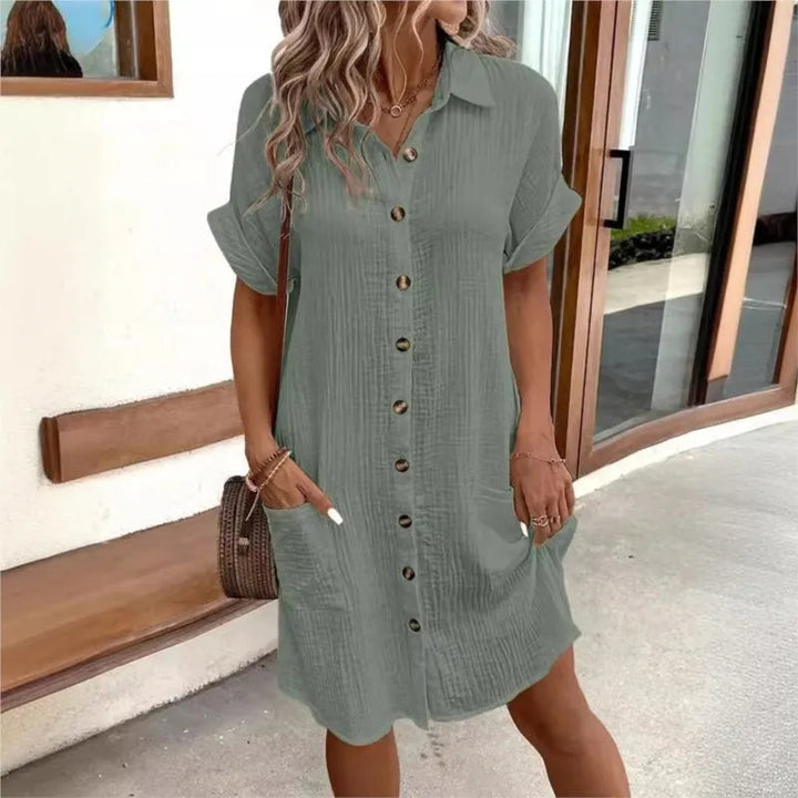 Modell trägt leichtes Damen Sommerkleid, knielang und elegant. Fließendes Sommerkleid für warme Tage.
