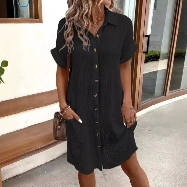Schickes Damen Sommerkleid in einer Sommerumgebung. Bequemes Freizeit- und Urlaubskleid, knielang.