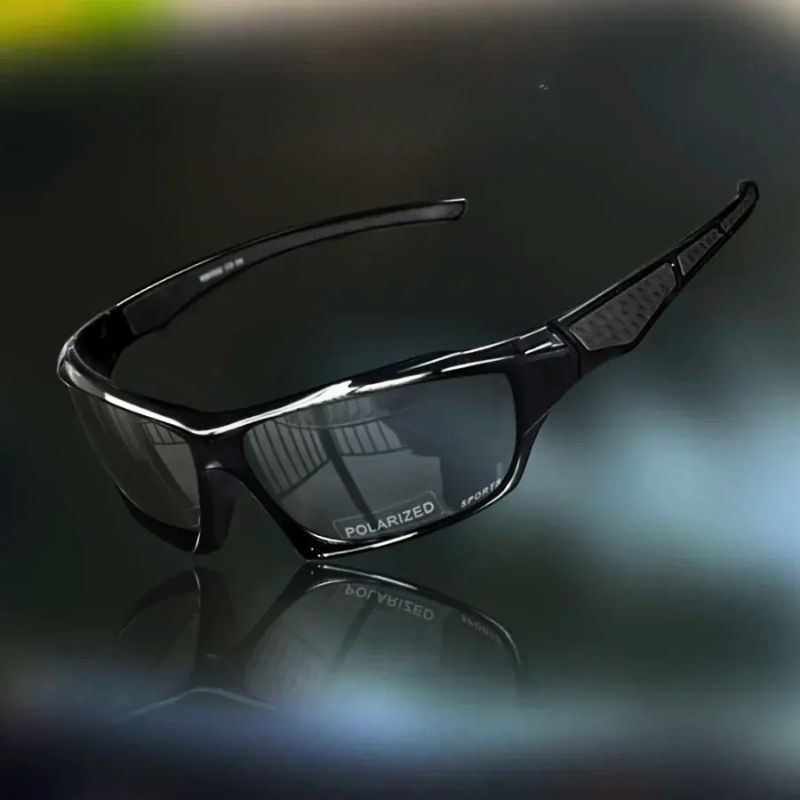 Mann trägt sportliche polarisierte Sonnenbrille bei Outdoor-Aktivität, Schutz vor Blendung.