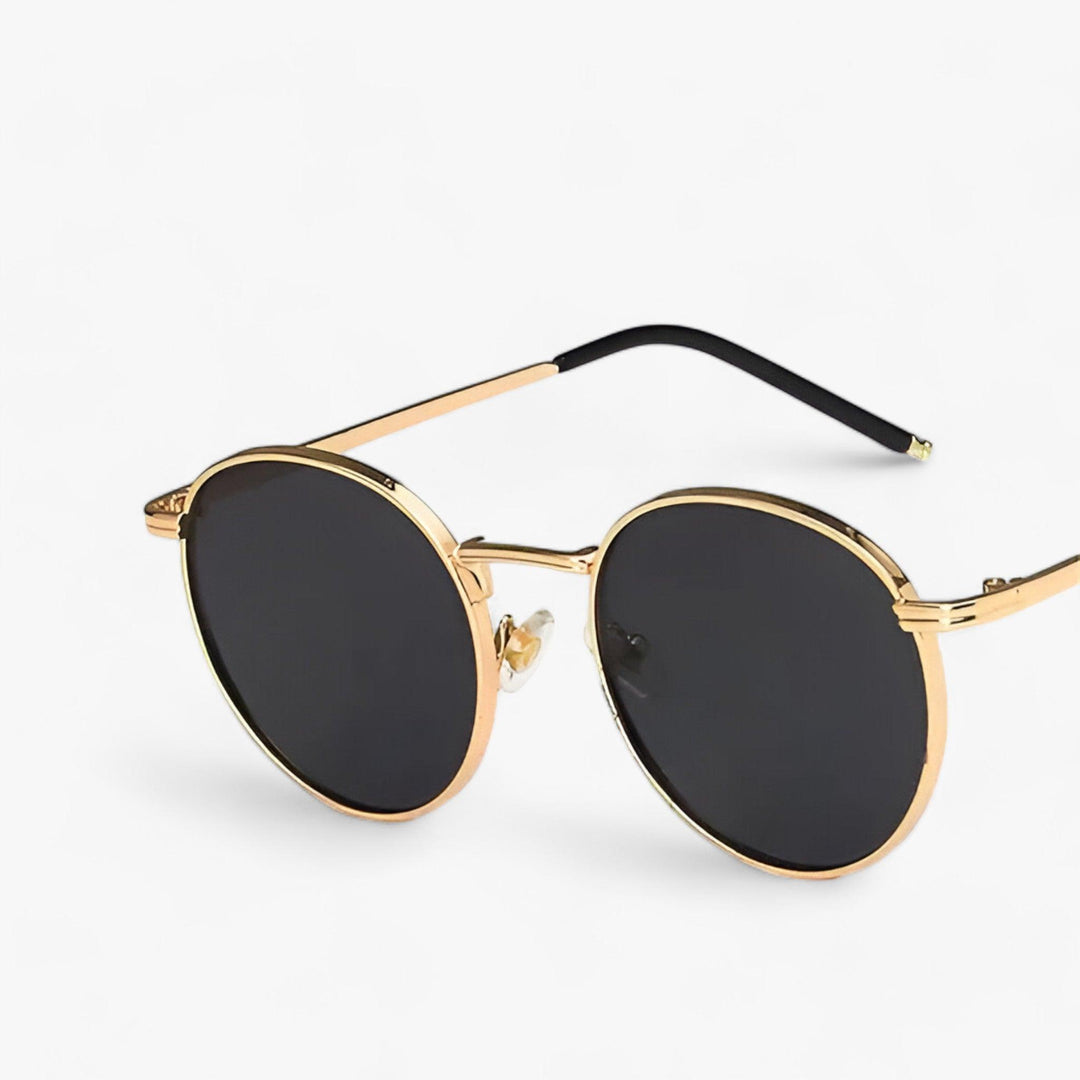 Silberne Herren-Sonnenbrille rund, modernes Metallgestell. UV-Schutz, elegantes Design für stilvolle Männer.
