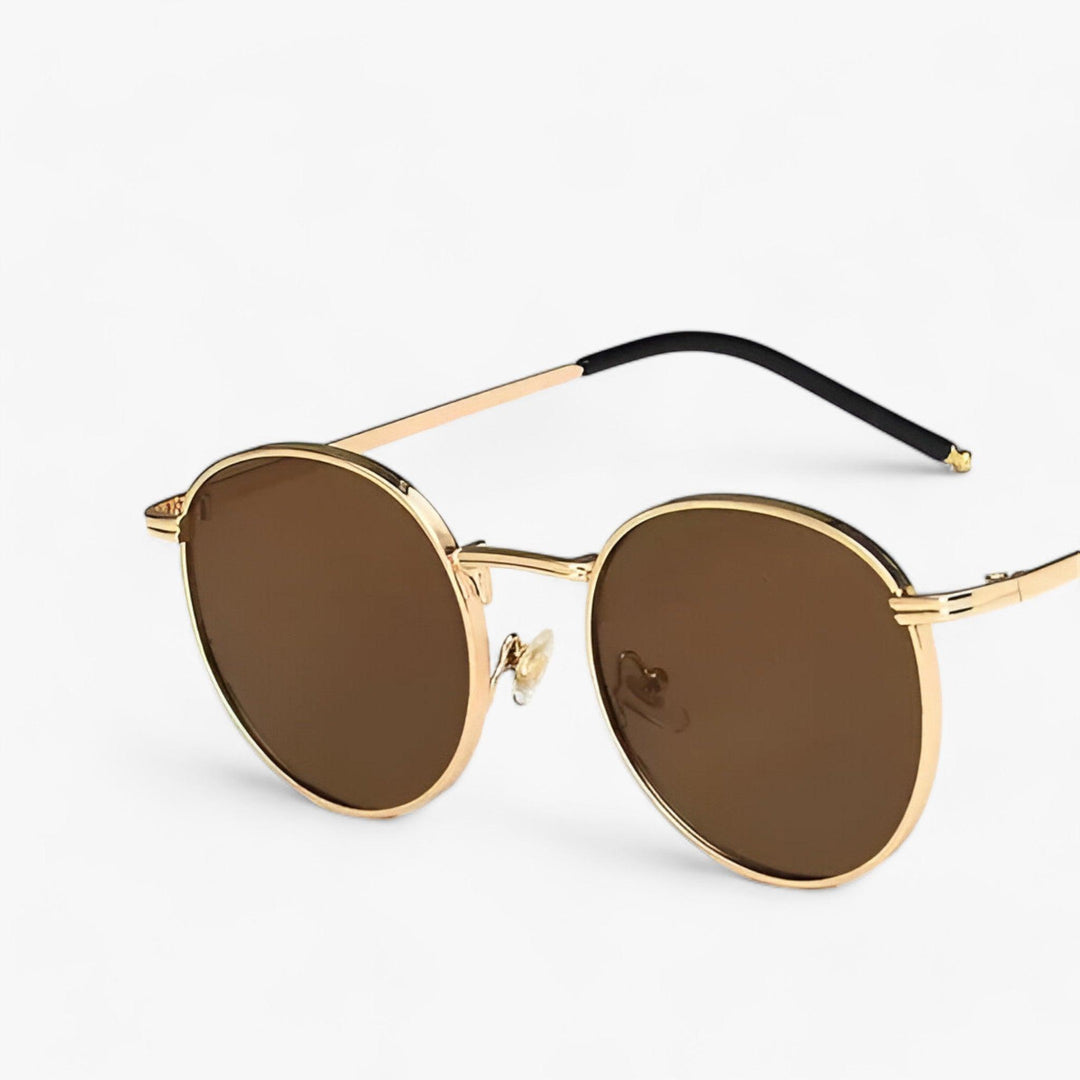 Runde Herren-Sonnenbrille mit robustem Metallgestell. Optimaler UV-Schutz, zeitloses Design für den Sommer.