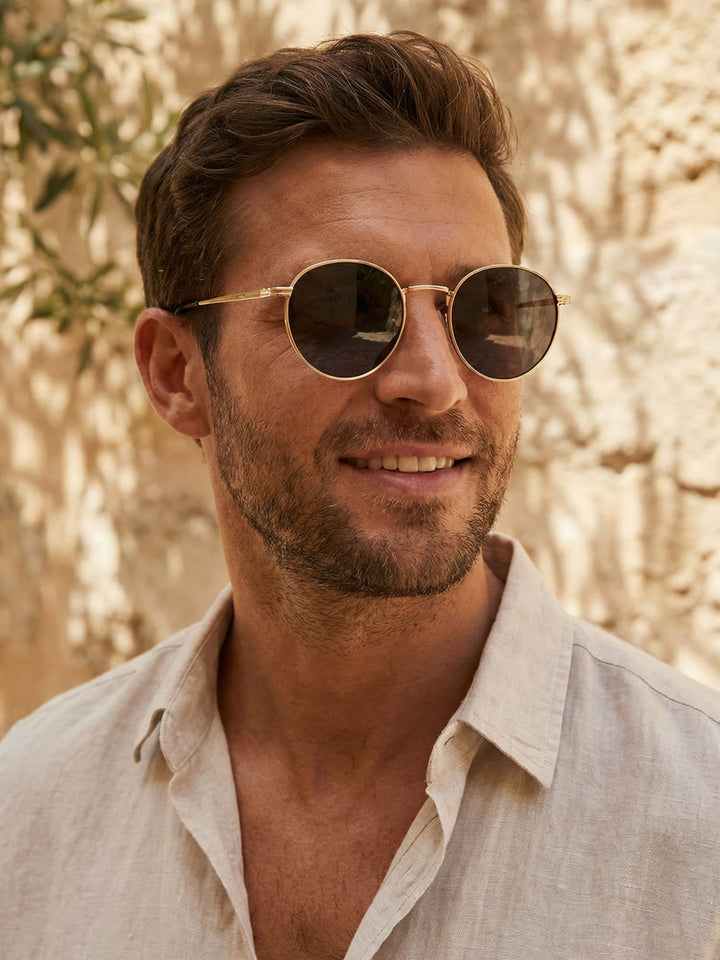 Detail: Runde Herren-Sonnenbrille, hochwertiges Metallgestell. Optimaler UV-Schutz und elegantes Design.