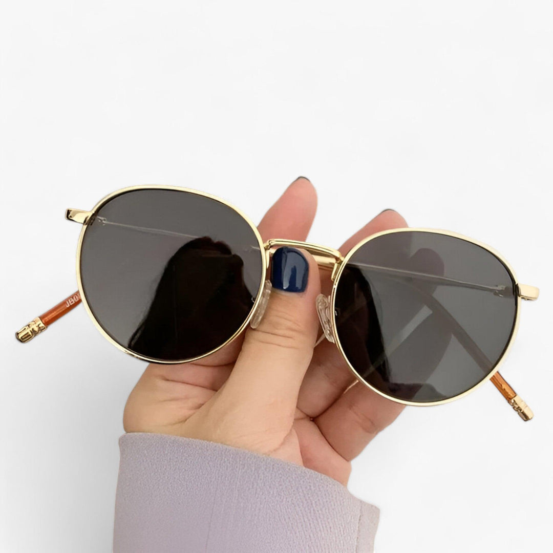 Elegante Herren-Sonnenbrille rund mit UV-Schutz. Zeitloses Design, Metallgestell, perfektes Sommer-Accessoire.