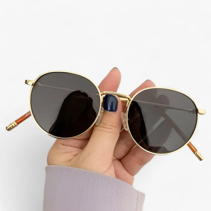 Elegante Herren-Sonnenbrille rund mit UV-Schutz. Zeitloses Design, Metallgestell, perfektes Sommer-Accessoire.