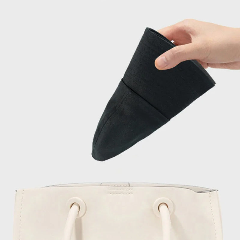 Eleganter beiger Damenhut mit UV-Schutz, faltbar und breitkrempig für den Sommerurlaub.