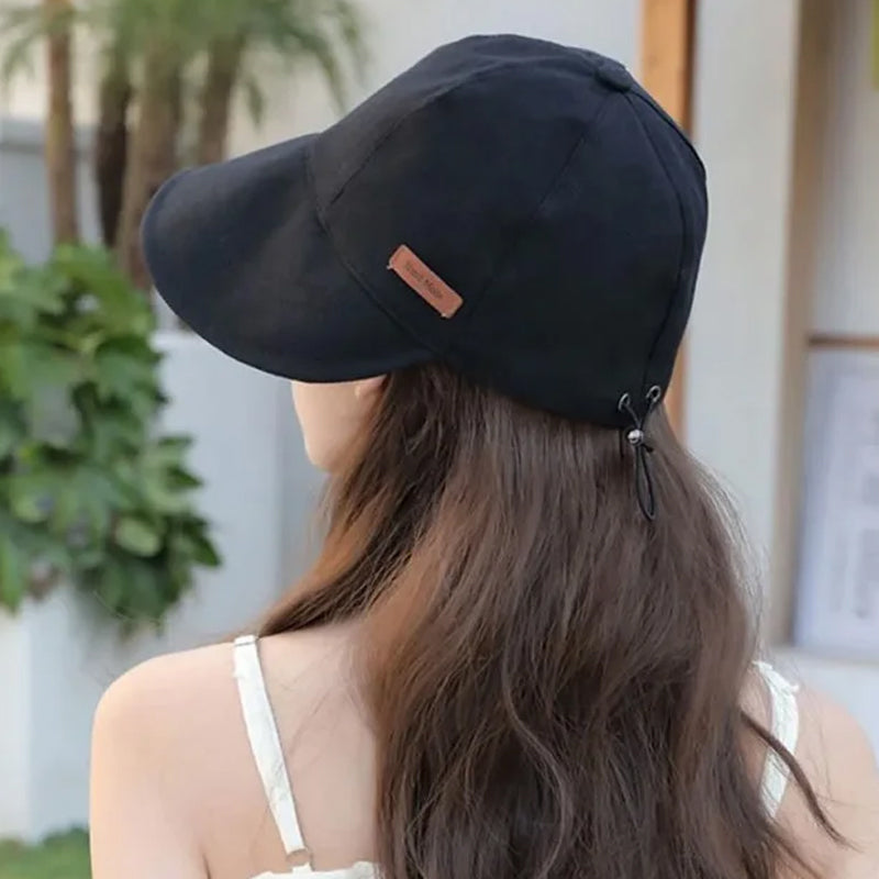 Faltbarer Strandhut für Damen mit UV-Schutz, ideal als leichtes Reiseaccessoire für den Sommer.