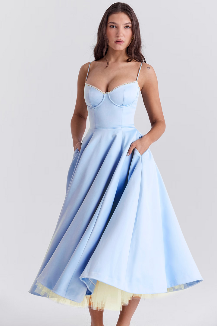 Figurbetontes Cocktailkleid für Damen, glamourös & elegant. Ideal als Abendkleid oder Hochzeitsgast-Outfit.