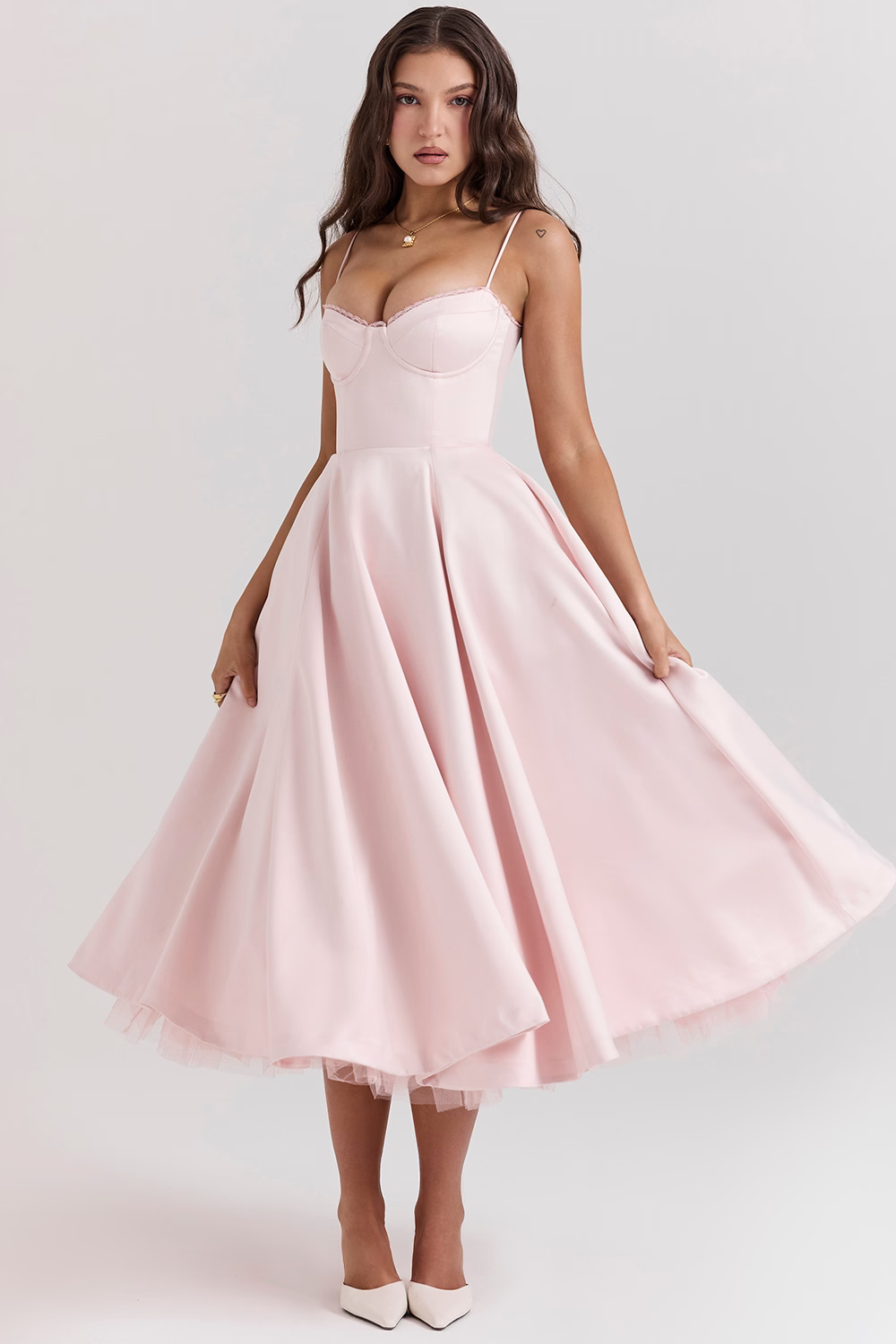 Zeitloses, elegantes Damen Abendkleid in Midilänge, schlankmachend & perfekt für Hochzeitsgäste.