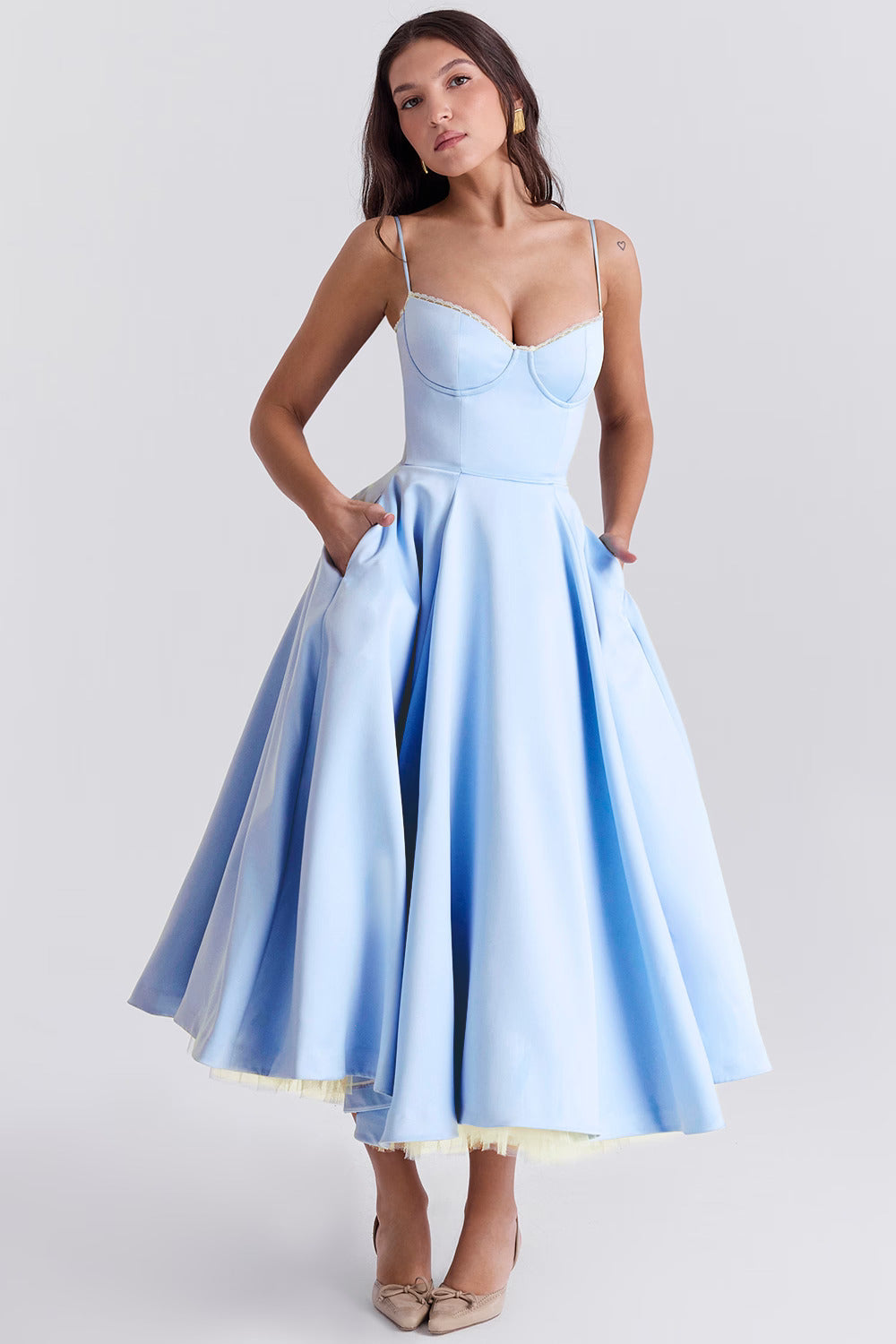 Elegantes, schlankmachendes Damen Midikleid für festliche Anlässe und glamouröse Abende.