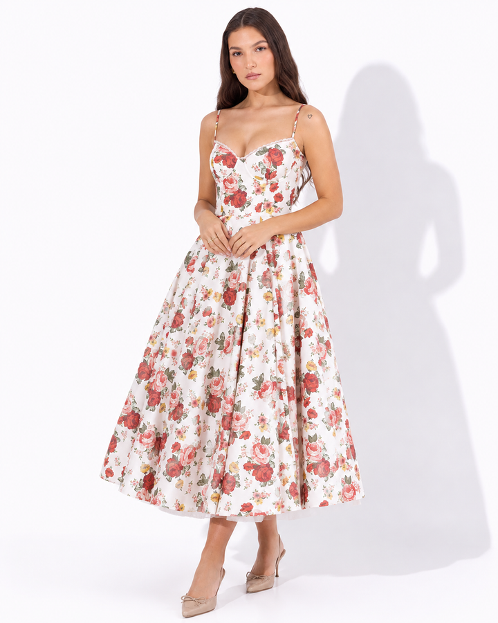 Detail des femininen Ausschnitts am eleganten Midi Kleid für Damen, perfekt für Hochzeitsgäste.