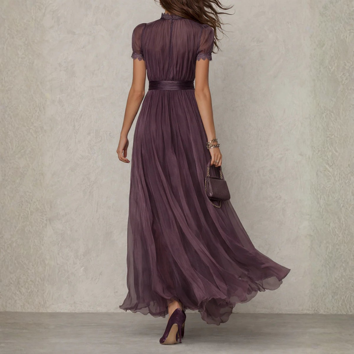 Nahaufnahme des Oberteils: Elegantes langes Abendkleid für Damen mit zarter Spitze und femininer Silhouette.
