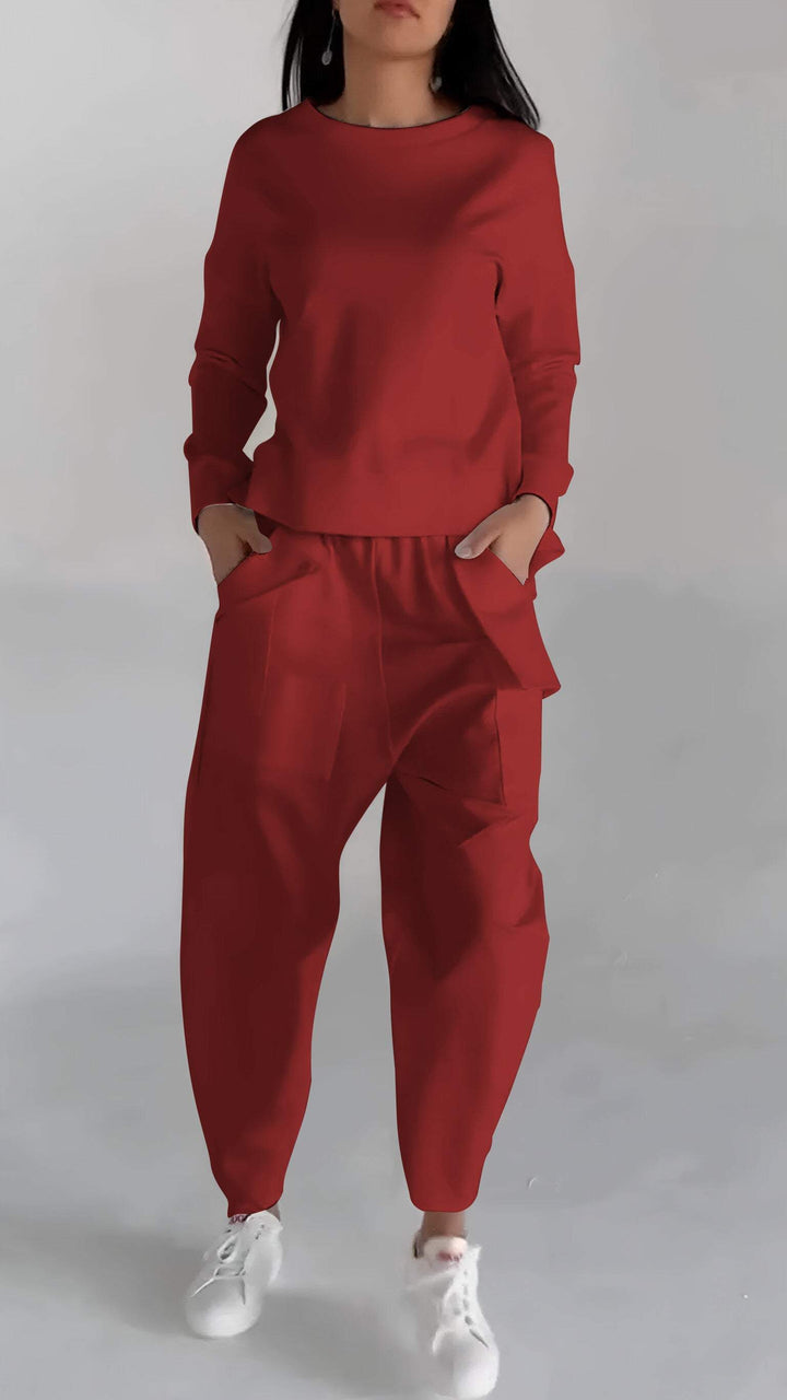 Rückansicht des Damen Ganzjahres-Outfits. Lockere Passform und modernes Design für entspannte Tage.