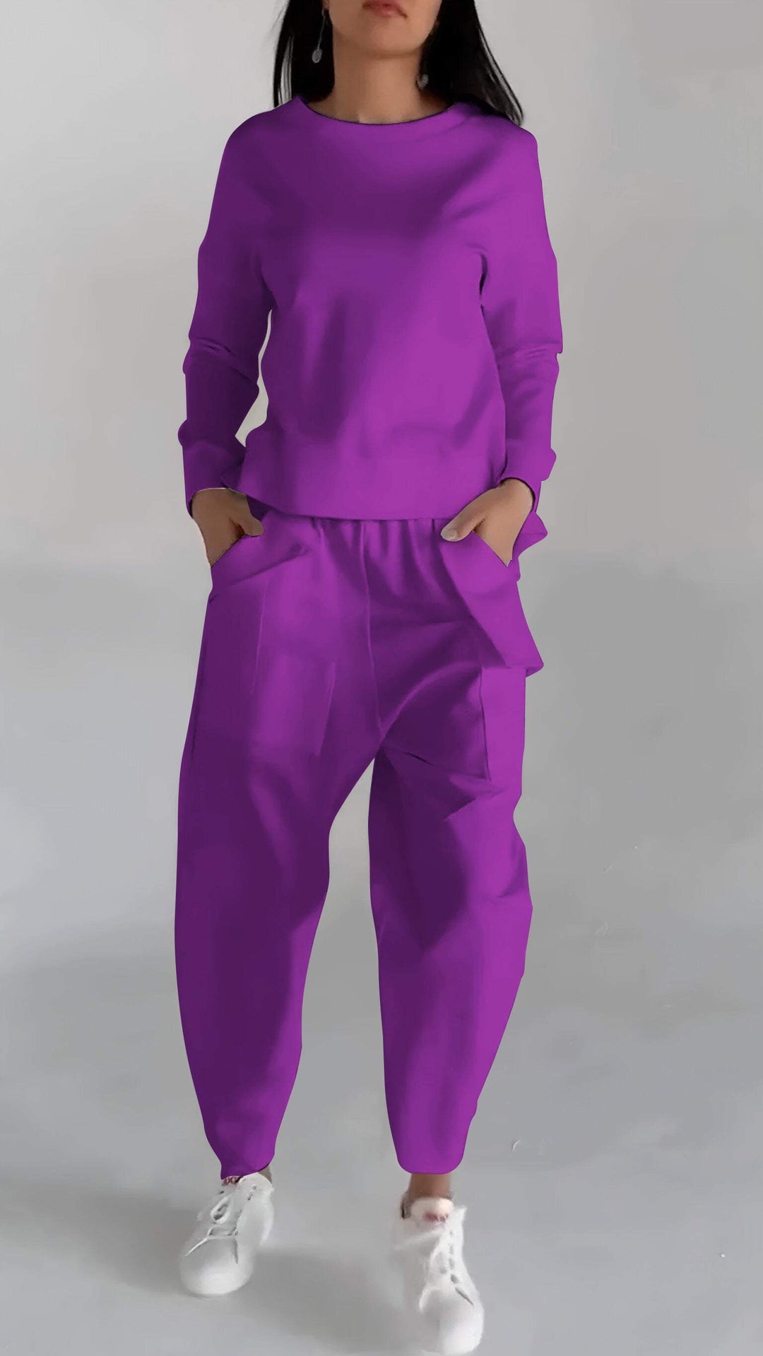 Seitliche Ansicht des Damen Komfort-Sets. Fließender Stoff und elegante Silhouette für entspannte Anlässe.