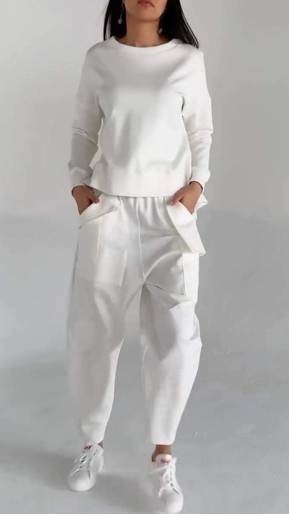 Atmungsaktives Damen Freizeit-Outfit. Ganzjahres-Set mit weichem Pullover und Hose.