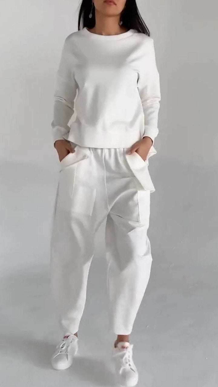 Atmungsaktives Damen Freizeit-Outfit. Ganzjahres-Set mit weichem Pullover und Hose.