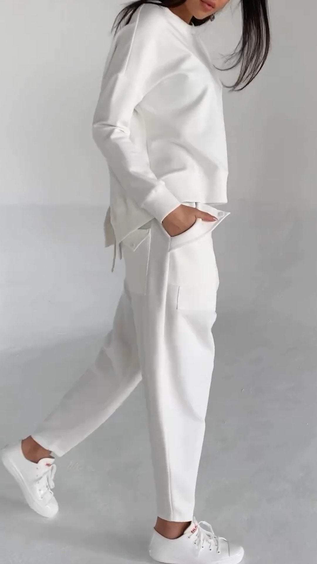 Entspanntes Loungewear Damen Set. Komfortables Oberteil & Jogginghose für Zuhause und unterwegs.
