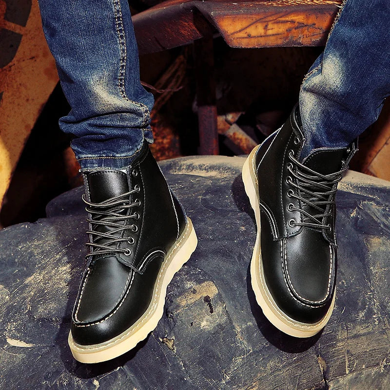 Schwarze Herren Vintage Herbst Stiefel mit robuster Sohle für Komfort.