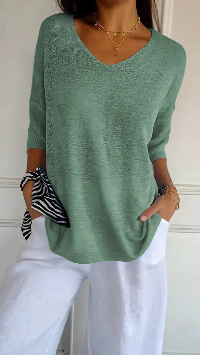 Vielseitiges Damen Top mit V-Ausschnitt und entspannter Passform; ideal für Freizeitmode und feminine Looks.