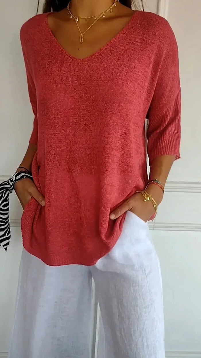 Damen Top mit elegantem V-Ausschnitt und lockerer Passform; ideal für bequeme Alltagslooks und Freizeit.