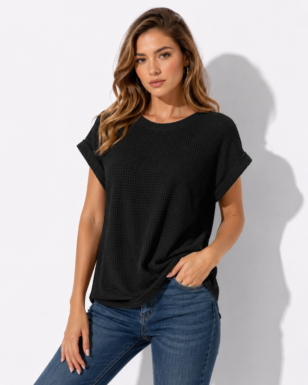 Damen Struktur Kurzarmshirt mit Rollärmeln für modernen Stil. Bequemes, lässiges Sommer Oberteil, vielseitig kombinierbar.