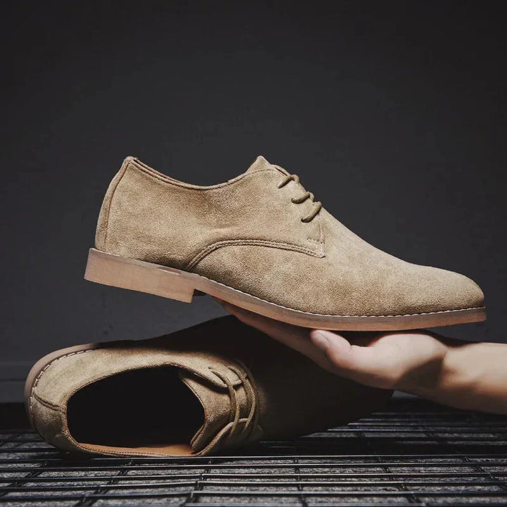 Minimalistische Herren Derby Schnürschuhe für Frühling. Elegante, klassische Business Casual Männerschuhe.