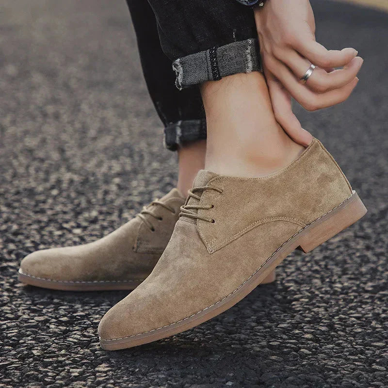 Nahaufnahme minimalistischer Herren Derby Schnürschuhe. Hochwertige, elegante Männerschuhe für den Frühling.