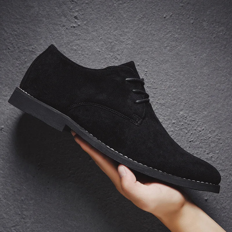 Stilvolle minimalistische Herren Derby Schnürschuhe. Ideal für Business Casual Outfits und Frühjahrsmode.