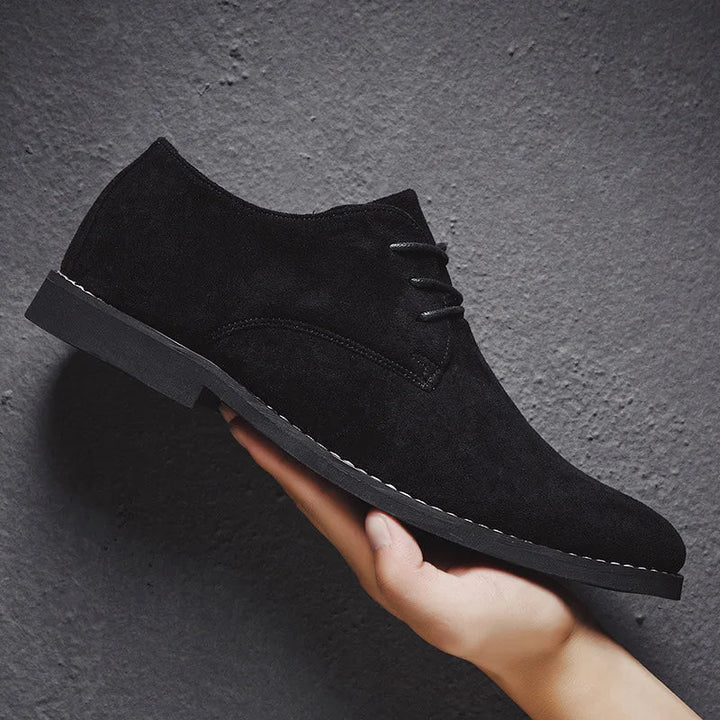 Stilvolle minimalistische Herren Derby Schnürschuhe. Ideal für Business Casual Outfits und Frühjahrsmode.