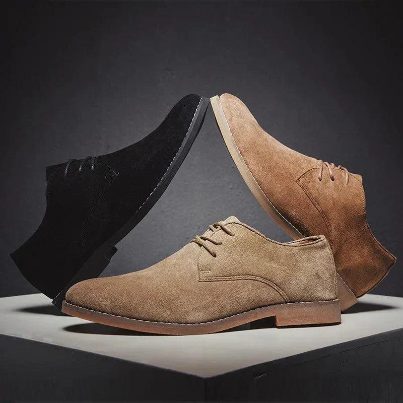 Schwarze, minimalistische Herren Derby Schnürschuhe. Klassische, bequeme Männerschuhe für elegante Frühjahrslooks.