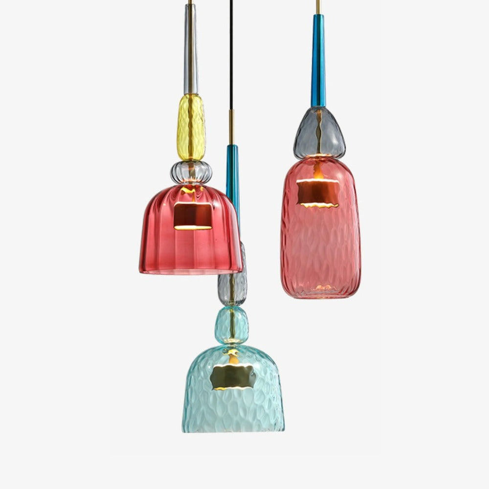 Moderne bunte LED-Deckenleuchte für Wohnzimmer, schafft ein lebendiges Ambiente.