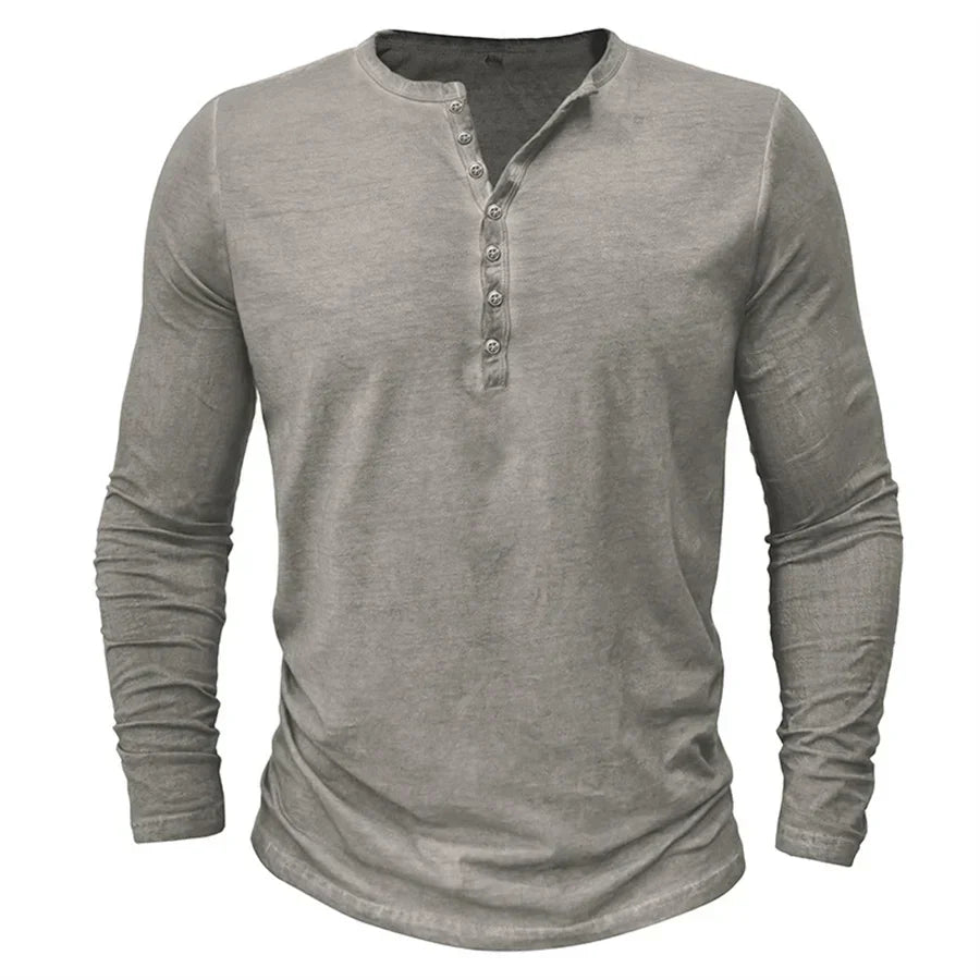 Mann trägt stilvolles Burgundy Herren Henley Sweatshirt. Bequemer Pullover für moderne Casual Mode und Freizeit.