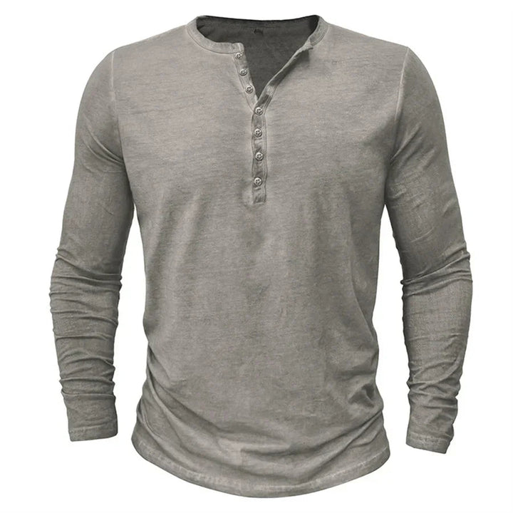 Mann trägt stilvolles Burgundy Herren Henley Sweatshirt. Bequemer Pullover für moderne Casual Mode und Freizeit.