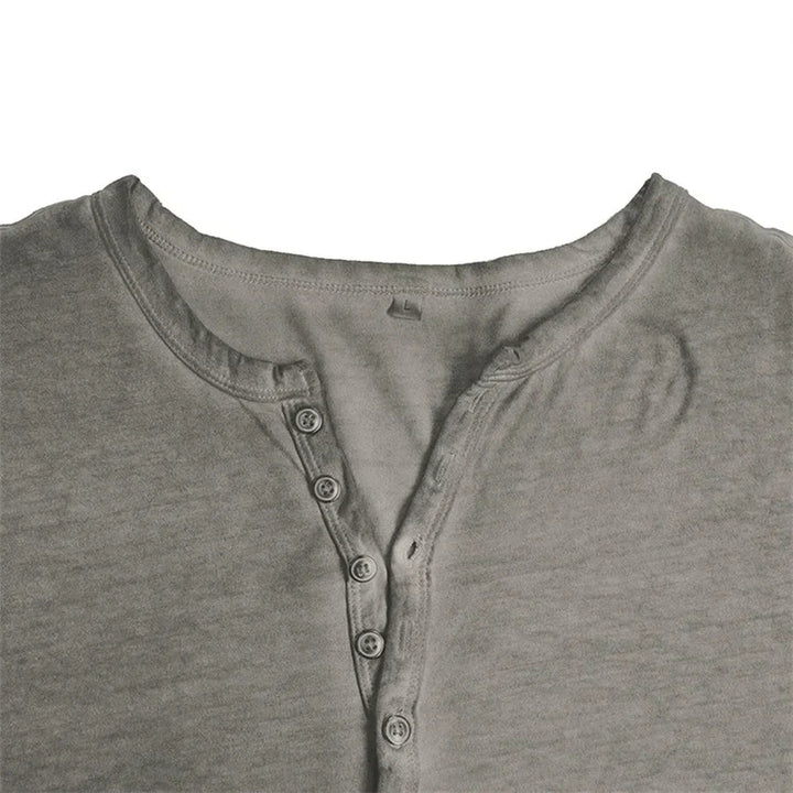 Weiches Herren Henley Langarmshirt in Grau, mit Knopfleiste, perfektes Männer Oberteil für entspannte Freizeit.