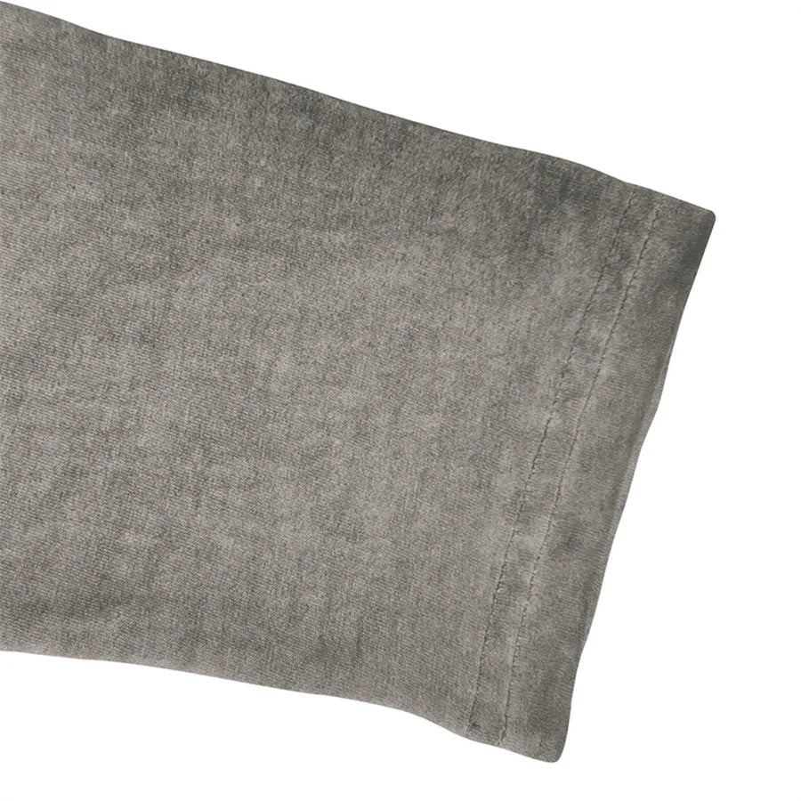 Detailansicht der Knopfleiste eines dunkelblauen Herren Henley Sweatshirts. Stilvoller Pullover für Männer.