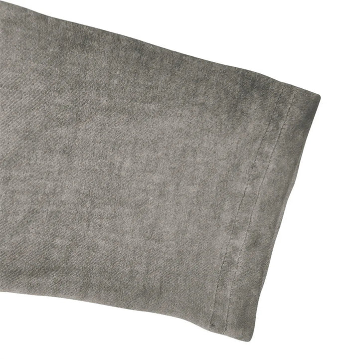 Detailansicht der Knopfleiste eines dunkelblauen Herren Henley Sweatshirts. Stilvoller Pullover für Männer.