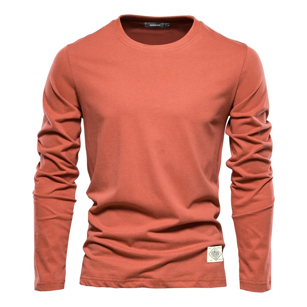 Modernes Herren Langarmshirt mit Rundhals, einfach zu kombinieren für cleane Schichtlooks.