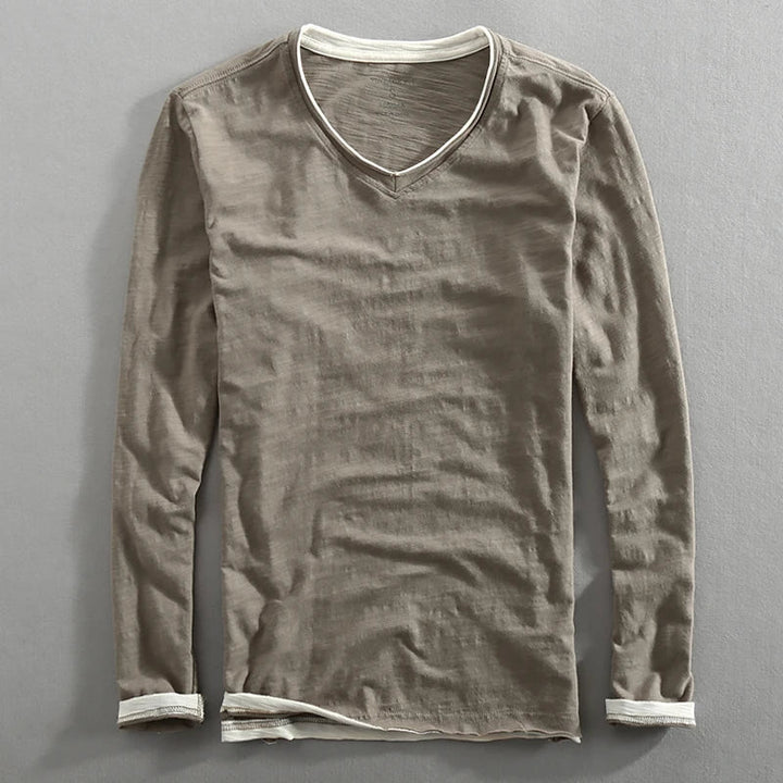 Komfortabler Herren Langarm-Pullover mit V-Ausschnitt für Freizeitmode. Lässiger Alltags-Sweatshirt, minimalistischer Stil.