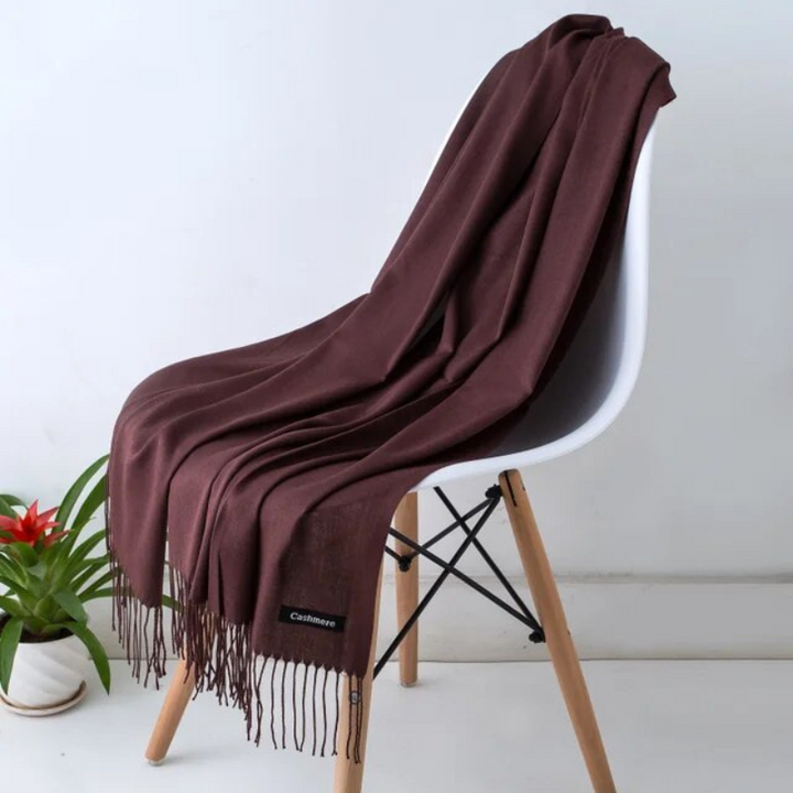 Nahaufnahme: Luxuriöser, weicher Kaschmirschal Emilia, detailreich und warm, perfekt für kühle Tage.
