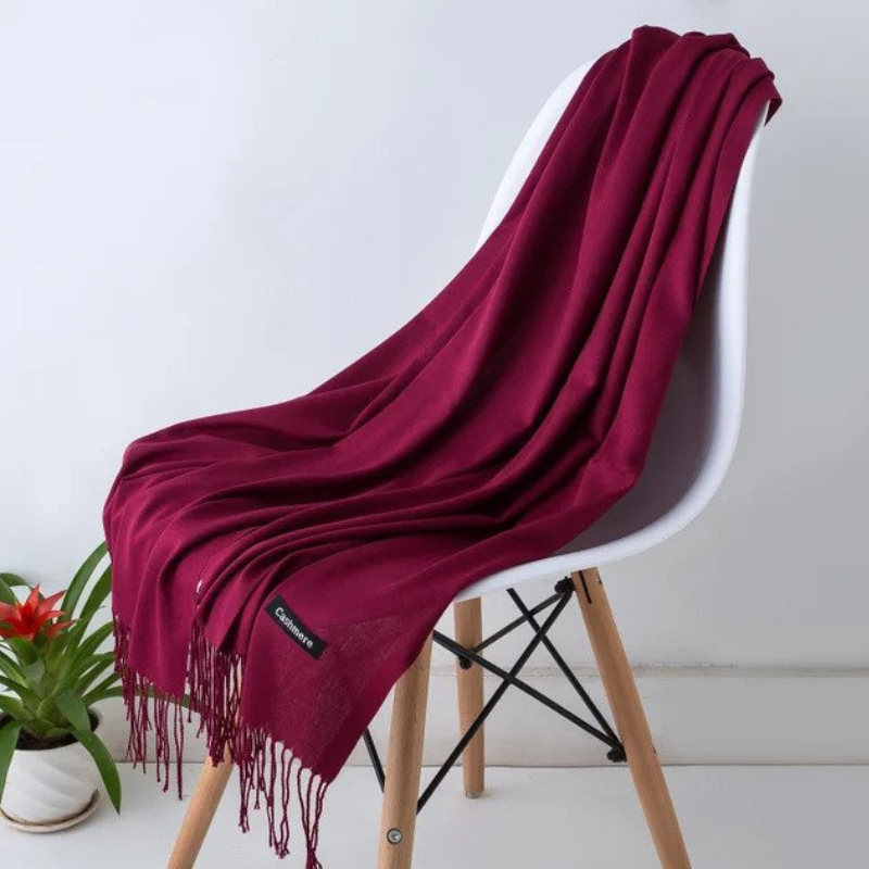 Eleganter Damenschal aus feinstem Kaschmir, weich fließend, als luxuriöses Mode-Highlight im Herbst.