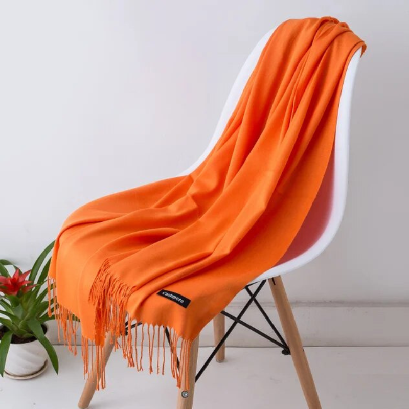 Moderner, langer Kaschmirschal für Damen, warm & weich, als unverzichtbares Winter-Accessoire dargestellt.