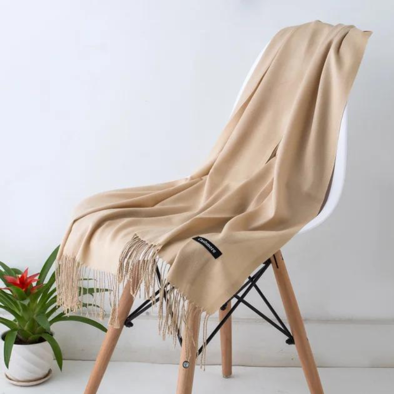 Eleganter, langer Kaschmir-Damenschal Emilia in weicher Qualität, perfekt für Herbst & Winter.