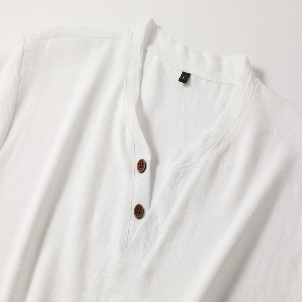 Herren Kurzarm V-Ausschnitt T-Shirt mit Henley-Knopfleiste. Uni Basic Shirt, ideal für moderne Herrenmode.